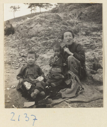 【jpg清晰版】女人和孩子们坐在妙峰山朝圣的小径上.jpg
