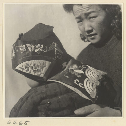 【jpg清晰版】女人和孩子戴着绣花帽子.jpg
