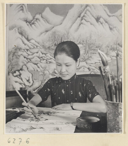 【jpg清晰版】女性艺术家作画.jpg