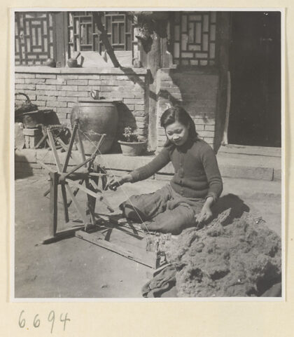 【jpg清晰版】妇女在户外纺棉.jpg