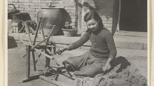 【jpg清晰版】妇女在户外纺棉.jpg