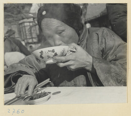 【jpg清晰版】妇女在食品摊位上吃饭.jpg