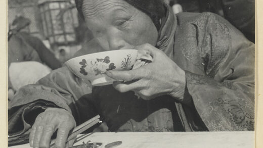【jpg清晰版】妇女在食品摊位上吃饭.jpg