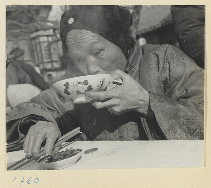 【JPG清晰版】妇女在食品摊位上吃饭