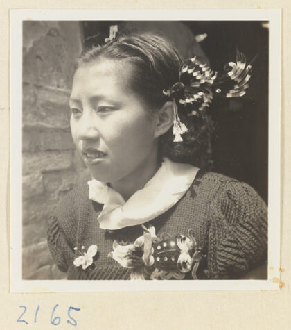 【jpg清晰版】妙峰山上佩戴着雪尼尔纪念品的女朝圣者.jpg