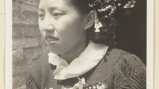 【jpg清晰版】妙峰山上佩戴着雪尼尔纪念品的女朝圣者.jpg