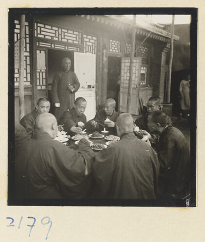 【jpg清晰版】妙峰山上僧人们围桌用餐.jpg