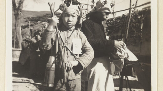 【jpg清晰版】妙峰山上头戴纪念帽、手持桃木手杖的朝圣者.jpg