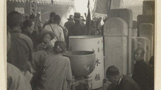 【jpg清晰版】妙峰山上寺庙旁帷棚下的朝圣者、灯笼、石碑和大铜钟.jpg