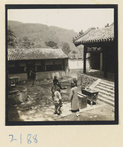 【jpg清晰版】妙峰山上寺庙院落中的朝圣者.jpg
