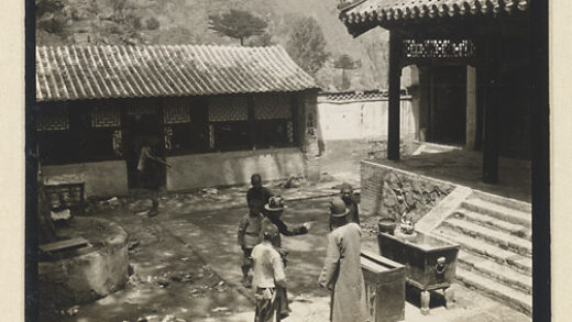 【jpg清晰版】妙峰山上寺庙院落中的朝圣者.jpg