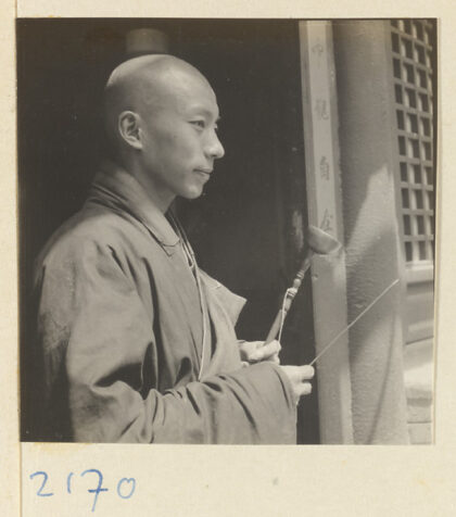 【jpg清晰版】妙峰山上手持手磬的僧人.jpg