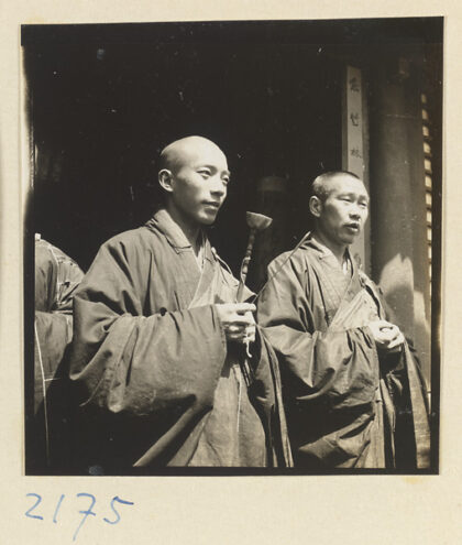 【jpg清晰版】妙峰山上手持手铃的僧人站在寺庙入口.jpg