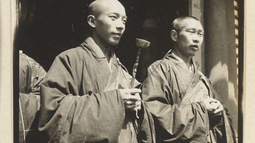 【jpg清晰版】妙峰山上手持手铃的僧人站在寺庙入口.jpg