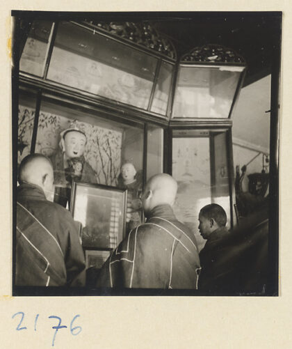 【jpg清晰版】妙峰山寺庙内僧人立于佛坛前玻璃佛龛中供奉着神像.jpg