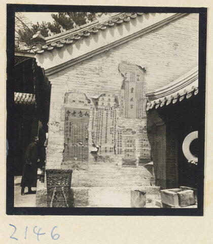 【jpg清晰版】妙峰山寺庙建筑墙上张贴的海报.jpg