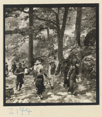 【jpg清晰版】妙峰山朝香路上的香客.jpg