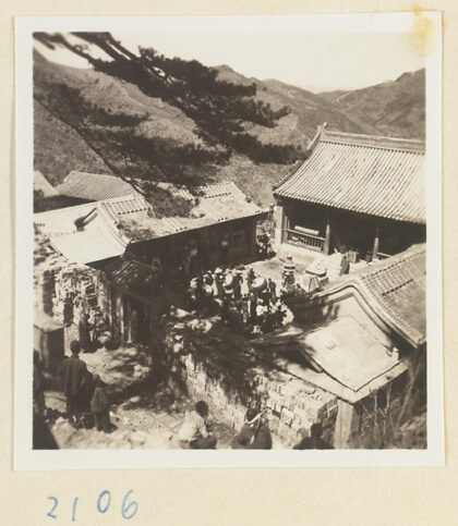 【jpg清晰版】妙峰山朝香路线上庙院中的鼓手们正在击鼓.jpg