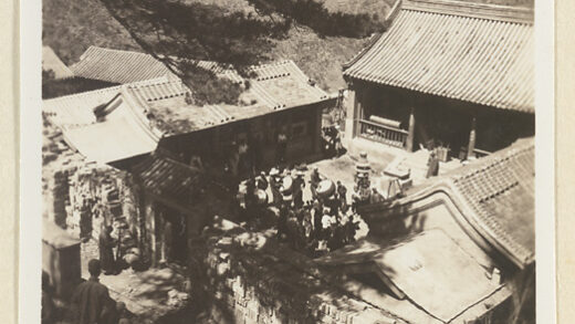 【jpg清晰版】妙峰山朝香路线上庙院中的鼓手们正在击鼓.jpg