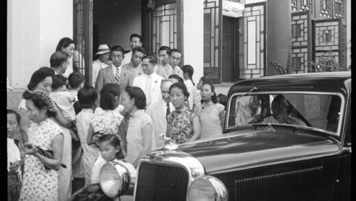 【jpg清晰版】婚礼宾客从燕京大学（北京）的场馆走出身旁停着一辆道奇兄弟轿车.jpg