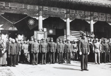 【jpg清晰版】孙连仲将军与随员及官员日军投降北平北京.jpg