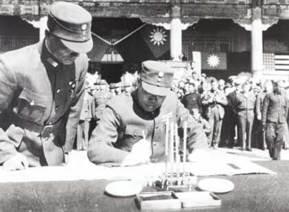 【jpg清晰版】孙连仲将军在北平北京签署日本投降文件.jpg