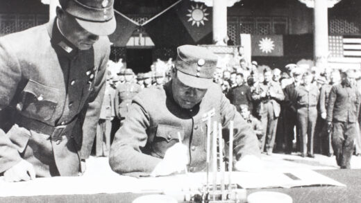 【jpg清晰版】孙连仲将军在北平北京签署日本投降文件.jpg