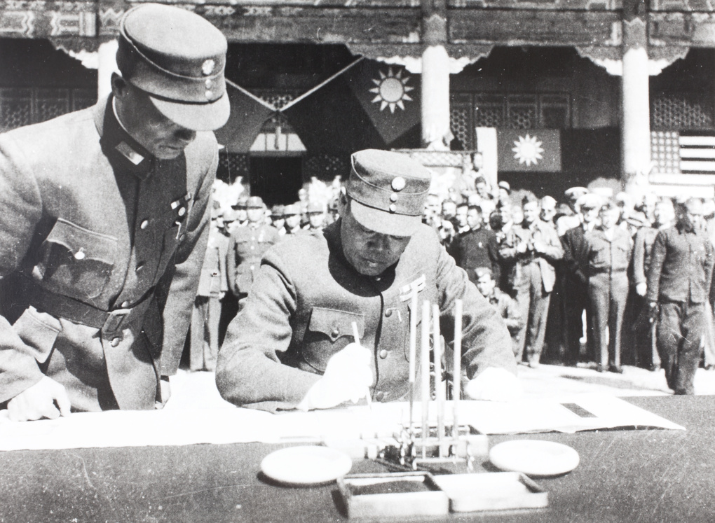 【JPG清晰版】孙连仲将军在北平北京签署日本投降文件