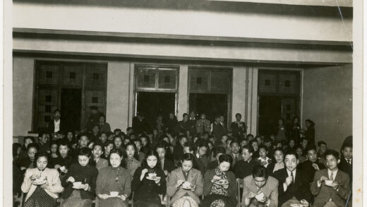 【jpg清晰版】学生在餐厅用餐.jpg