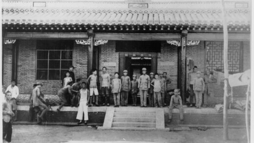 【jpg清晰版】孩子们在大楼外合影.jpg