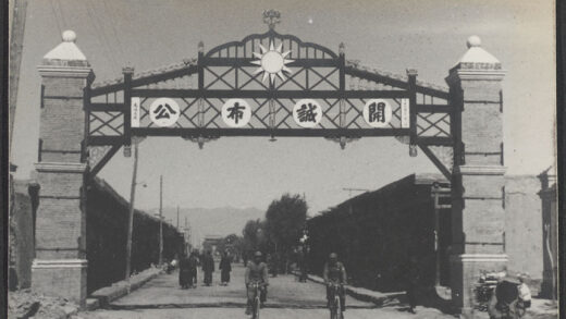 【jpg清晰版】宁夏城南门与远处的阿拉善山.jpg