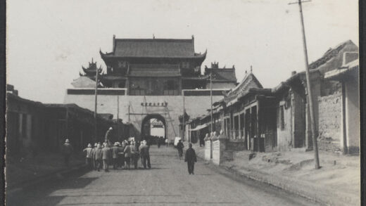 【jpg清晰版】宁夏城鼓楼北面画面右侧之外是c.i.m.站.jpg