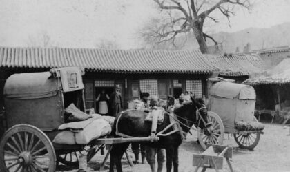 【jpg清晰版】客栈庭院内停着北京马车和往来旅客.jpg