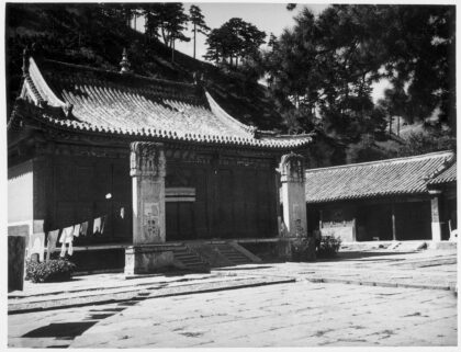 【jpg清晰版】寺庙外晾衣绳上的衣物.jpg