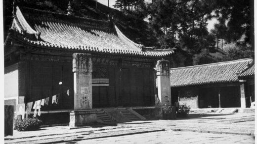 【jpg清晰版】寺庙外晾衣绳上的衣物.jpg