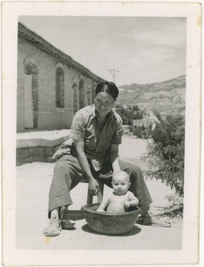【jpg清晰版】小李琳赛（李效黎）给婴儿吉姆·琳赛洗澡延安1945年.jpg