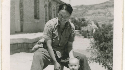 【jpg清晰版】小李琳赛（李效黎）给婴儿吉姆·琳赛洗澡延安1945年.jpg