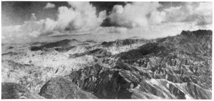 【jpg清晰版】山脉与云海的震撼航拍景象.jpg
