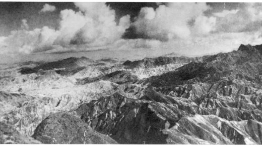 【jpg清晰版】山脉与云海的震撼航拍景象.jpg