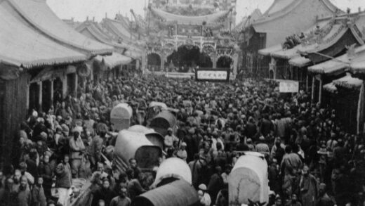 【jpg清晰版】山西忻州市庙会上一个装饰华丽的舞台旁人头攒动的街道.jpg