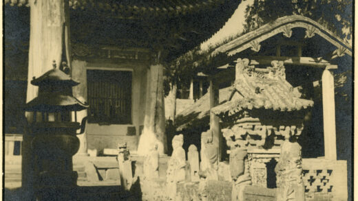 【jpg清晰版】山西高平附近寺庙庭院内有香炉和树木.jpg