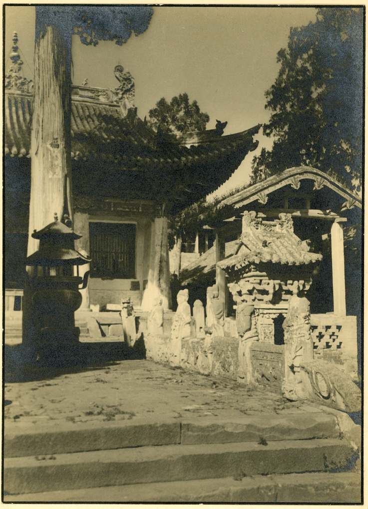 【JPG清晰版】山西高平附近寺庙庭院内有香炉和树木
