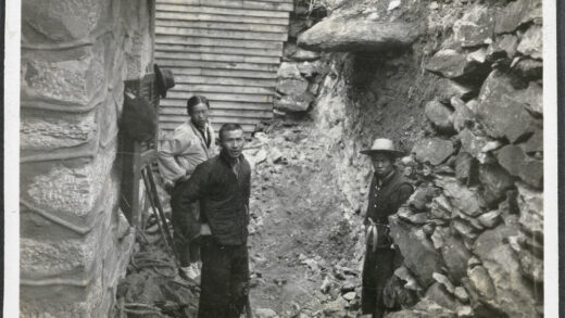 【jpg清晰版】工人们在路边修筑挡土墙.jpg