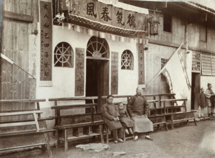 【jpg清晰版】带孩子的夫妇在装饰精美的建筑外.jpg