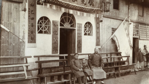 【jpg清晰版】带孩子的夫妇在装饰精美的建筑外.jpg