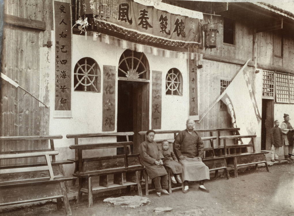 【JPG清晰版】带孩子的夫妇在装饰精美的建筑外