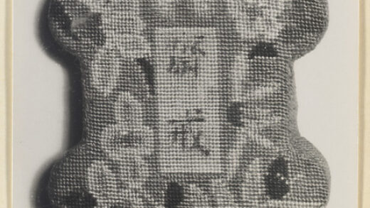 【jpg清晰版】带花卉图案和针绣文字的包.jpg