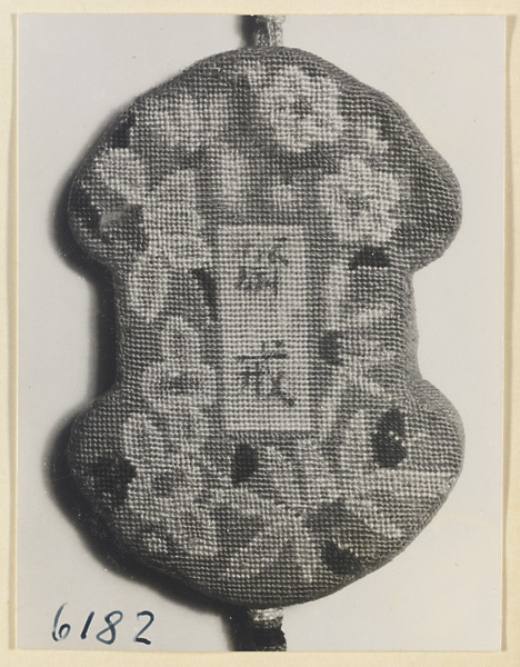 【JPG清晰版】带花卉图案和针绣文字的包