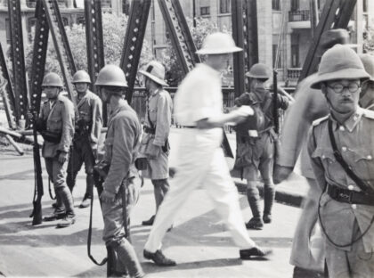 【jpg清晰版】平民与日本海军陆战队上海外白渡桥1937年.jpg