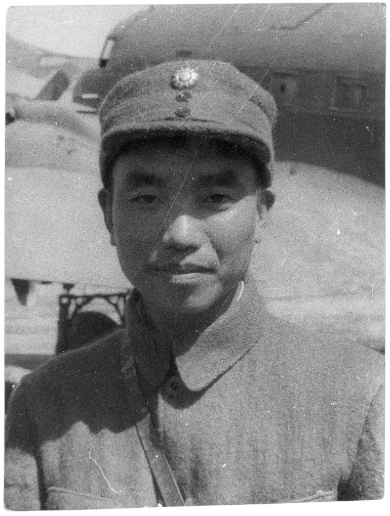 【JPG清晰版】平西司令员萧克在延安附近的一架道格拉斯C-空中列车（达科他）旁